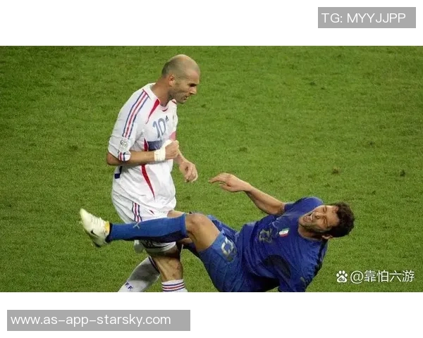 C罗宣布离开皇马后队友镜头外愤怒吐槽引发热议