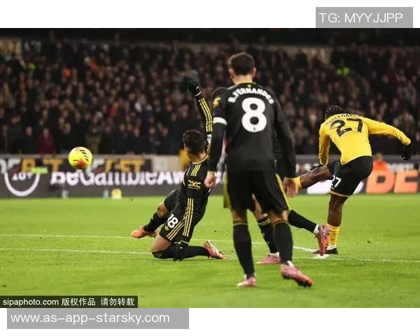 B费休息期间亲临训练基地现场观摩替补球员训练情况